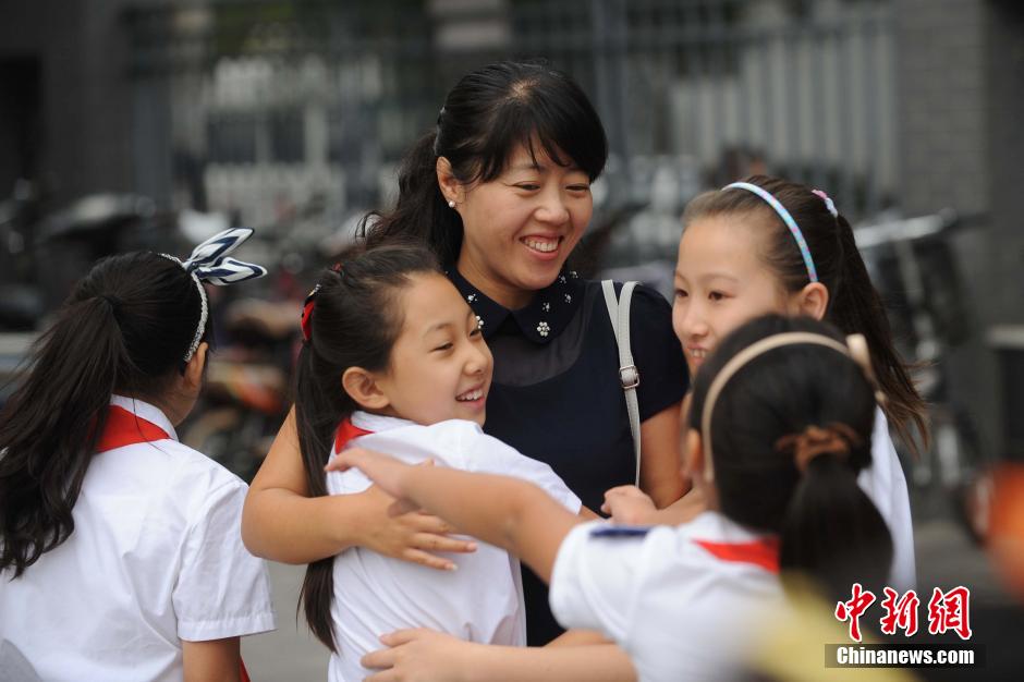 山西太原小学生拥抱老师庆祝教师节