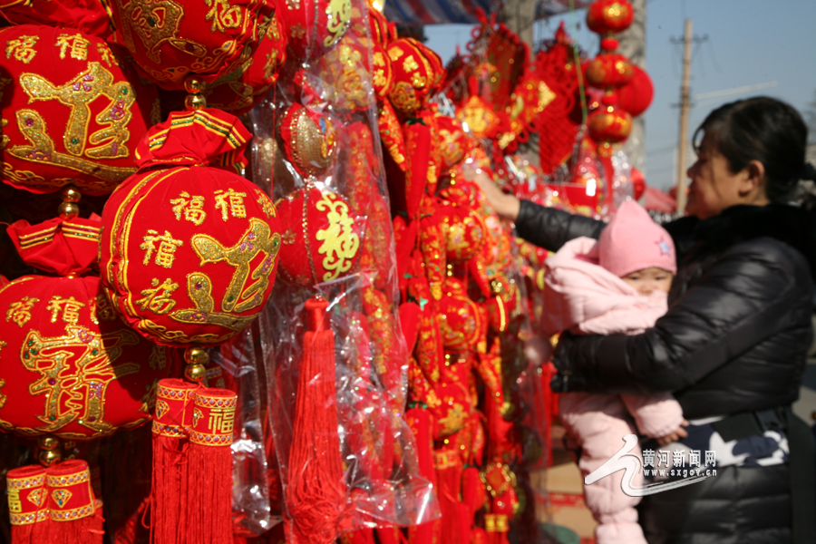 春节将至 喜庆的中国红成为年货市场主旋律