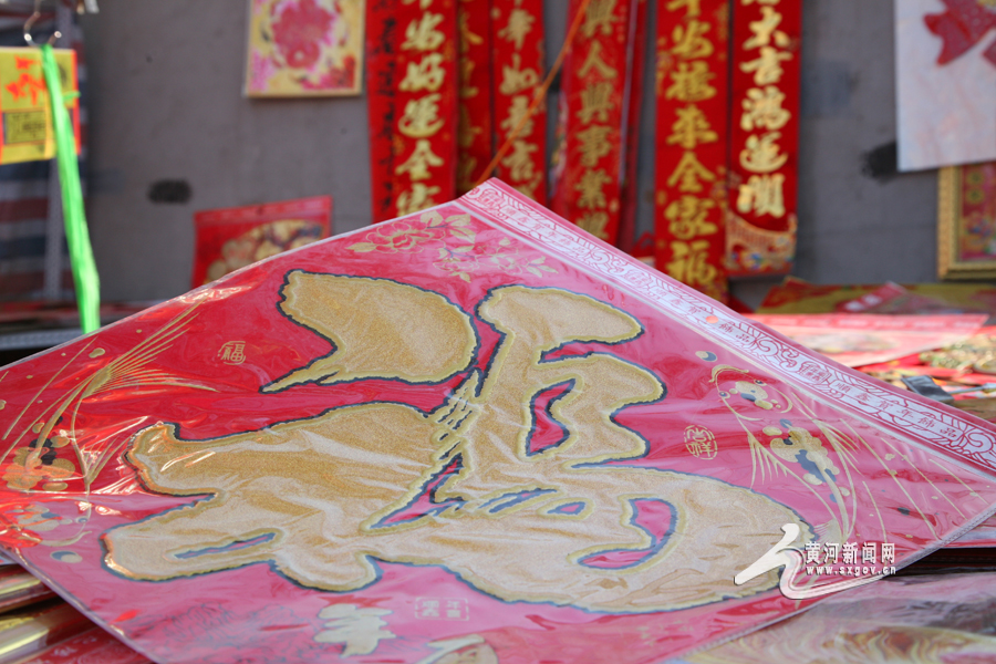 春节将至 喜庆的中国红成为年货市场主旋律