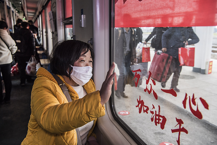 3月5日，陕西省汉中市勉县1400多名务工者在勉县火车站，乘坐当地政府免费提供的“定制火车”，前往江苏、上海。