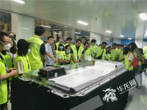 采访团记者们参观电池成品。华龙网-新重庆客户端 王钰 摄