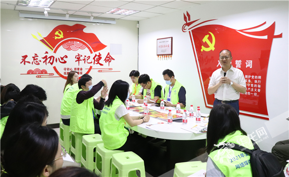 媒体记者们在了解璧山区璧泉街道党建引领小区治理成效。华龙网-新重庆客户端 葛彧 摄
