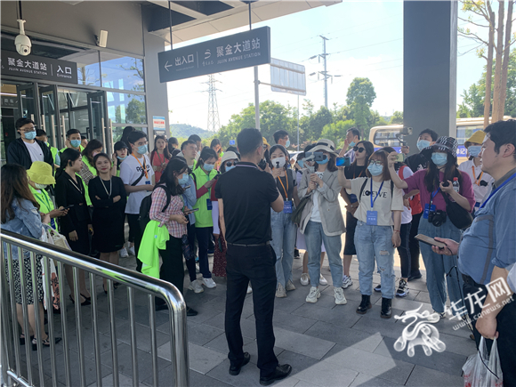 媒体记者集中采访云巴。华龙网-新重庆客户端记者 欧武夷 摄