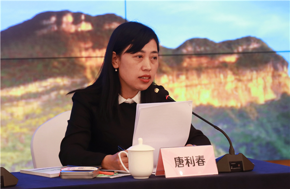 4南川区委宣传部副部长唐利春介绍南川新时代文明实践工作情况。华龙网-新重庆客户端 葛彧 摄