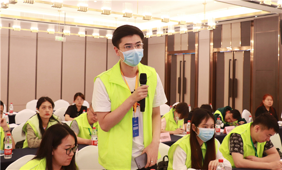 5青岛新闻网记者在媒体见面会上提问。华龙网-新重庆客户端 葛彧 摄