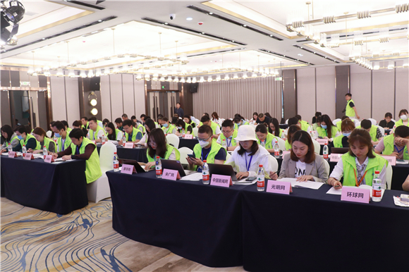 6记者在媒体见面会上聆听介绍。华龙网-新重庆客户端 葛彧 摄