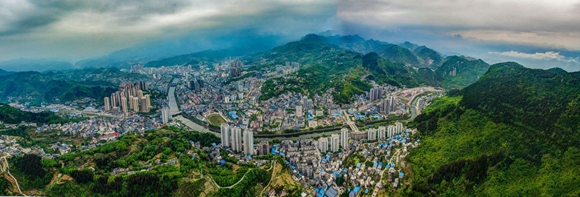 黔江城掩映于绿水青山之中。黔江旅投供图 华龙网发