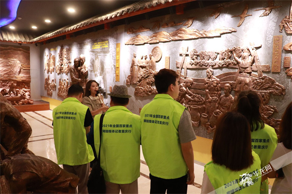 全国百家重点网络媒体记者走进涪陵榨菜集团，感受“飘香记忆”。 华龙网-新重庆客户端记者 葛彧 摄