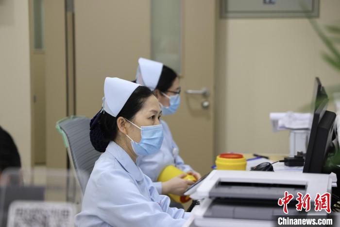 在无锡分院入院的病例从诊到治接受的医疗服务，全部按照上海瑞金总院的流程和方法进行。　申冉 摄
