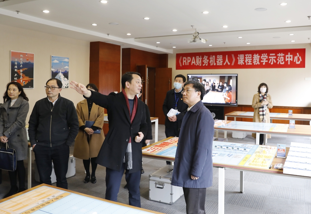 重庆市财政局局长姜国杰视察会计数智化实验室-2