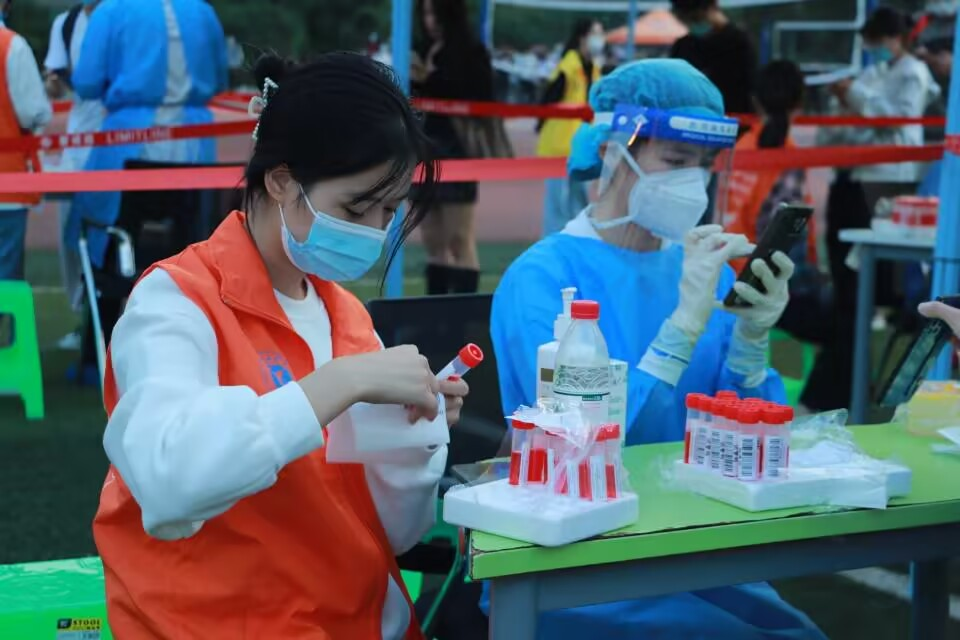 图8.学校志愿者助力疫情防控