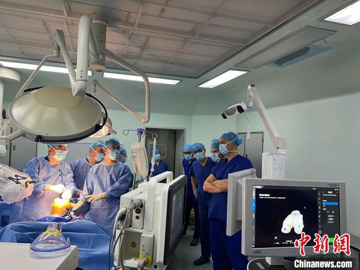 “鸿鹄”机器人不仅能够胜任常规手术，还能辅助开展高难度手术。　上海第九人民医院供图