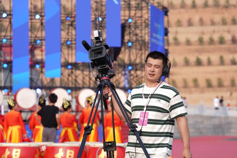 8月31日，由中国酒业协会主办的2024中国酒文化月暨黄酒产业高质量发展会议在代县开幕。新媒体部人员张越刚刚忙完直播工作.jpg