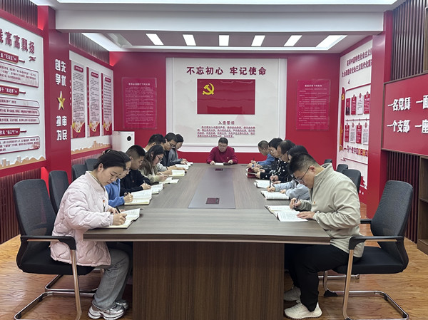 青年干部集体学习党的二十届三中全会精神_副本.jpg