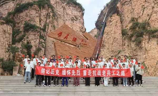 组织新员工举办重走抗战老兵工之路活动.jpg 组织新员工举办重走抗战老兵工之路活动.jpg