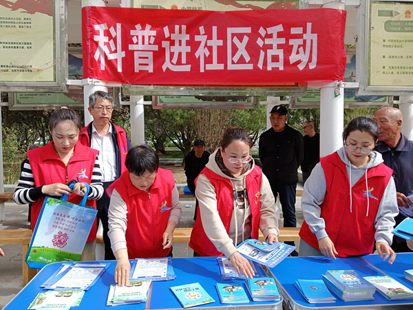 金龙社区工作人员和志愿者开展科普进社区活动_副本.jpg 金龙社区工作人员和志愿者开展科普进社区活动_副本.jpg
