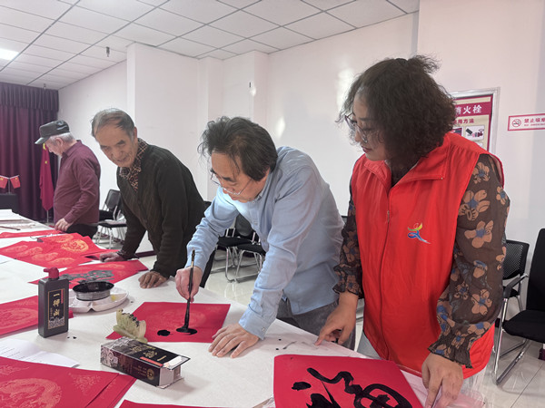 金龙社区工作人员与居民志愿者写春联,送上新春祝福_副本.jpg 金龙社区工作人员与居民志愿者写春联,送上新春祝福_副本.jpg