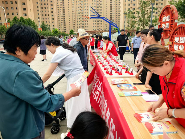 6月26日是国际禁毒日，太西街道潞才社区联合禁毒大队、潞州区总工会、大辛庄派出所、华炬律师事务所在圣鑫园南区广场开展禁毒宣传活动_副本.jpg