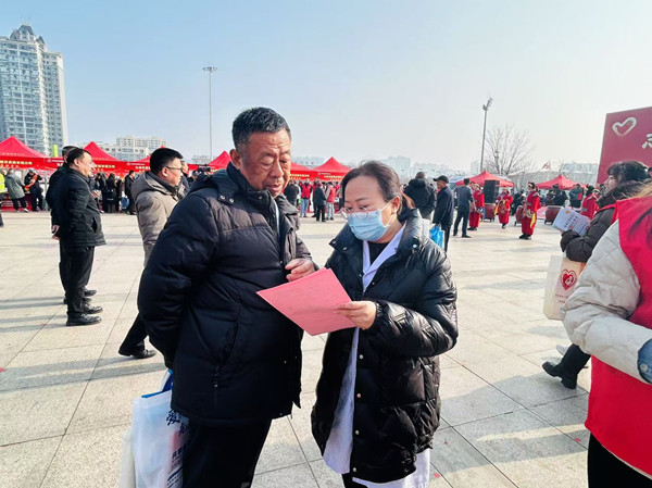 为群众发放宣传资料_副本.jpg 为群众发放宣传资料_副本.jpg