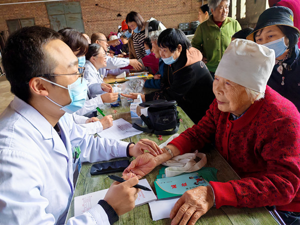 医务人员为群众进行健康义诊_副本.jpg 医务人员为群众进行健康义诊_副本.jpg