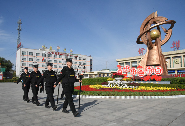 2025年10月国庆节小长假巡特警开展巡逻_副本.jpg 2025年10月国庆节小长假巡特警开展巡逻_副本.jpg