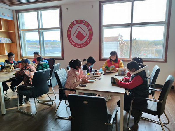 农家书屋带领青少年开展沉浸式阅读_副本.jpg 农家书屋带领青少年开展沉浸式阅读_副本.jpg