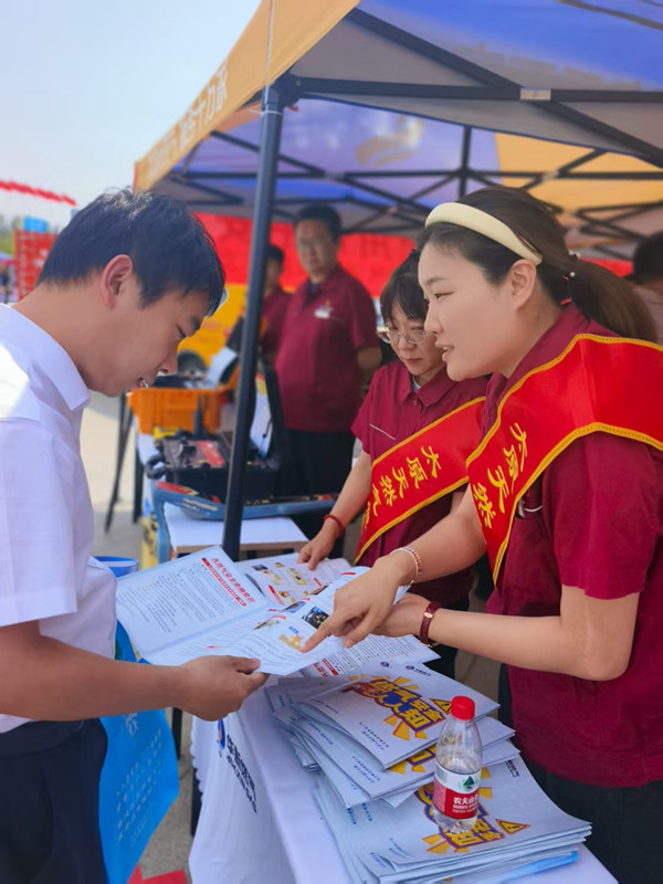 安全咨询日为前来咨询的用户讲解燃气知识_副本.jpg 安全咨询日为前来咨询的用户讲解燃气知识_副本.jpg