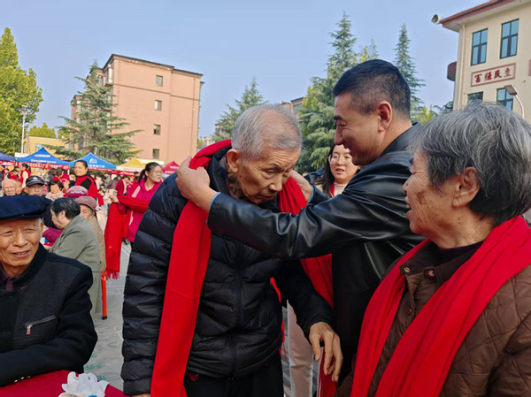 2025年重阳节，黄金水岸社区为辖区高龄老人送上节日祝福及慰问品_副本.jpg