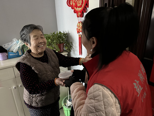 2025年元宵节，黄金水岸社区元宵节关爱独居老人活动_副本.jpg
