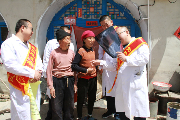 区人民医院走基层——上门义诊_副本.jpg 区人民医院走基层——上门义诊_副本.jpg
