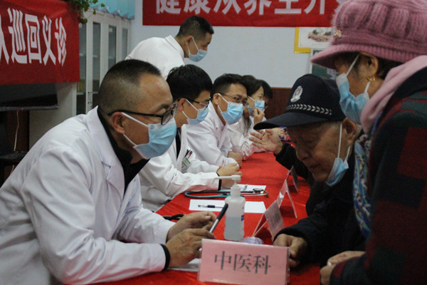 开展社区共建活动,组织骨干医师为社区居民进行健康宣教和义诊_副本.jpg 开展社区共建活动,组织骨干医师为社区居民进行健康宣教和义诊_副本.jpg
