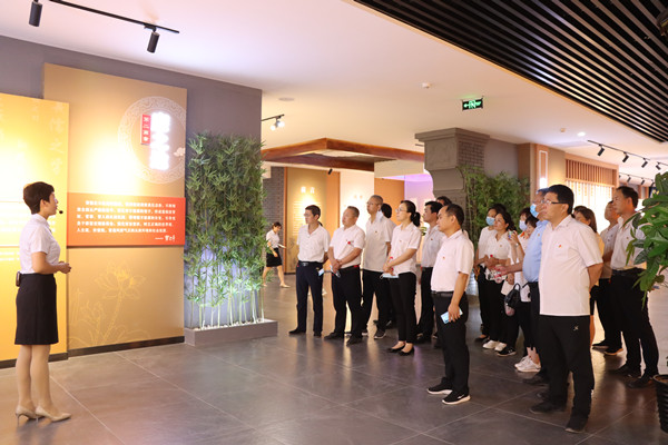 组织党员干部赴万荣县廉政警示教育基地参观学习_副本.jpg 组织党员干部赴万荣县廉政警示教育基地参观学习_副本.jpg