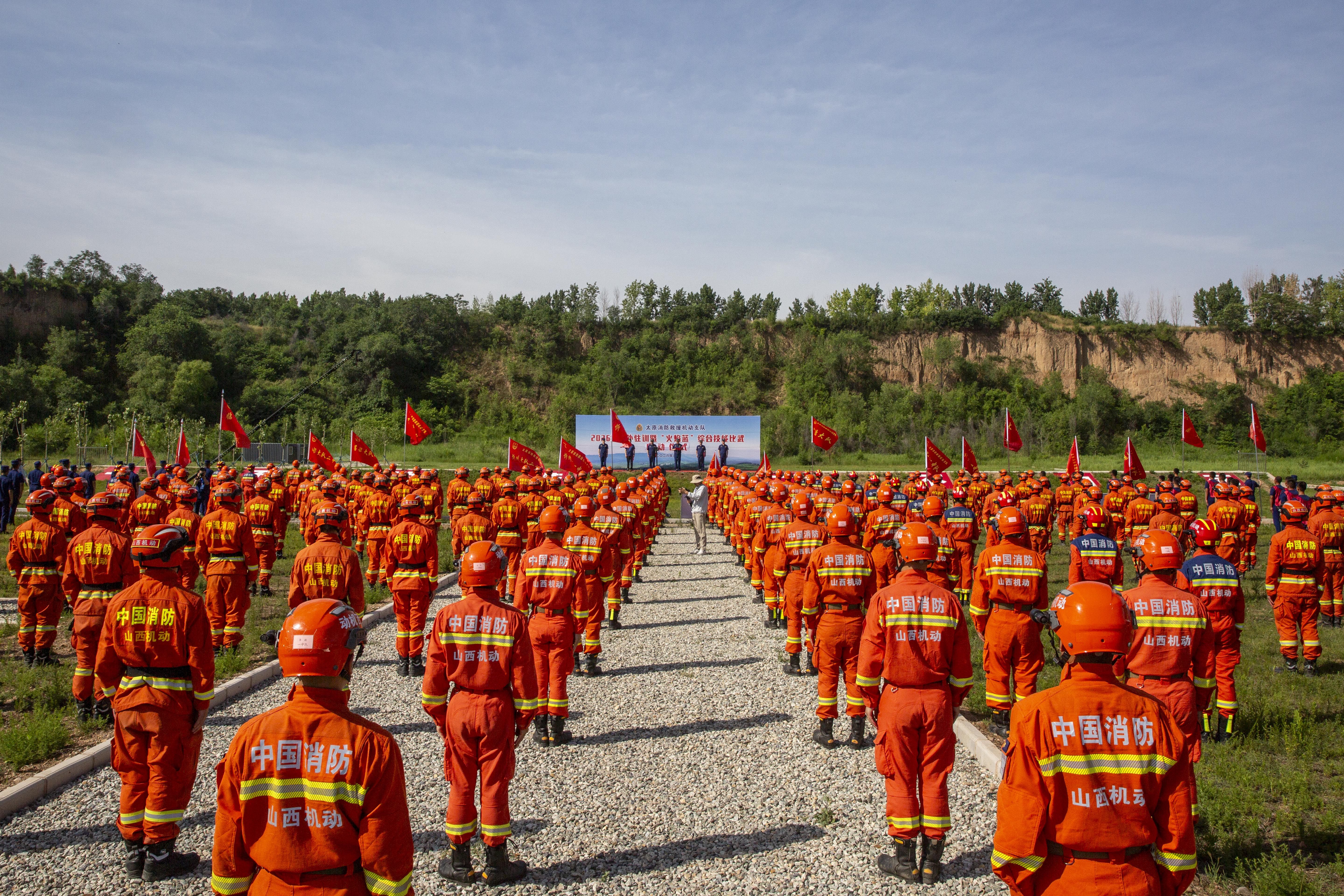 图一:6月7日,太原消防救援机动支队在临汾市尧都区举行实战化野外驻训暨“火焰蓝”综合技能比武竞赛启动仪式(陈文彪摄).jpg 图一:6月7日,太原消防救援机动支队在临汾市尧都区举行实战化野外驻训暨“火焰蓝”综合技能比武竞赛启动仪式(陈文彪摄).jpg