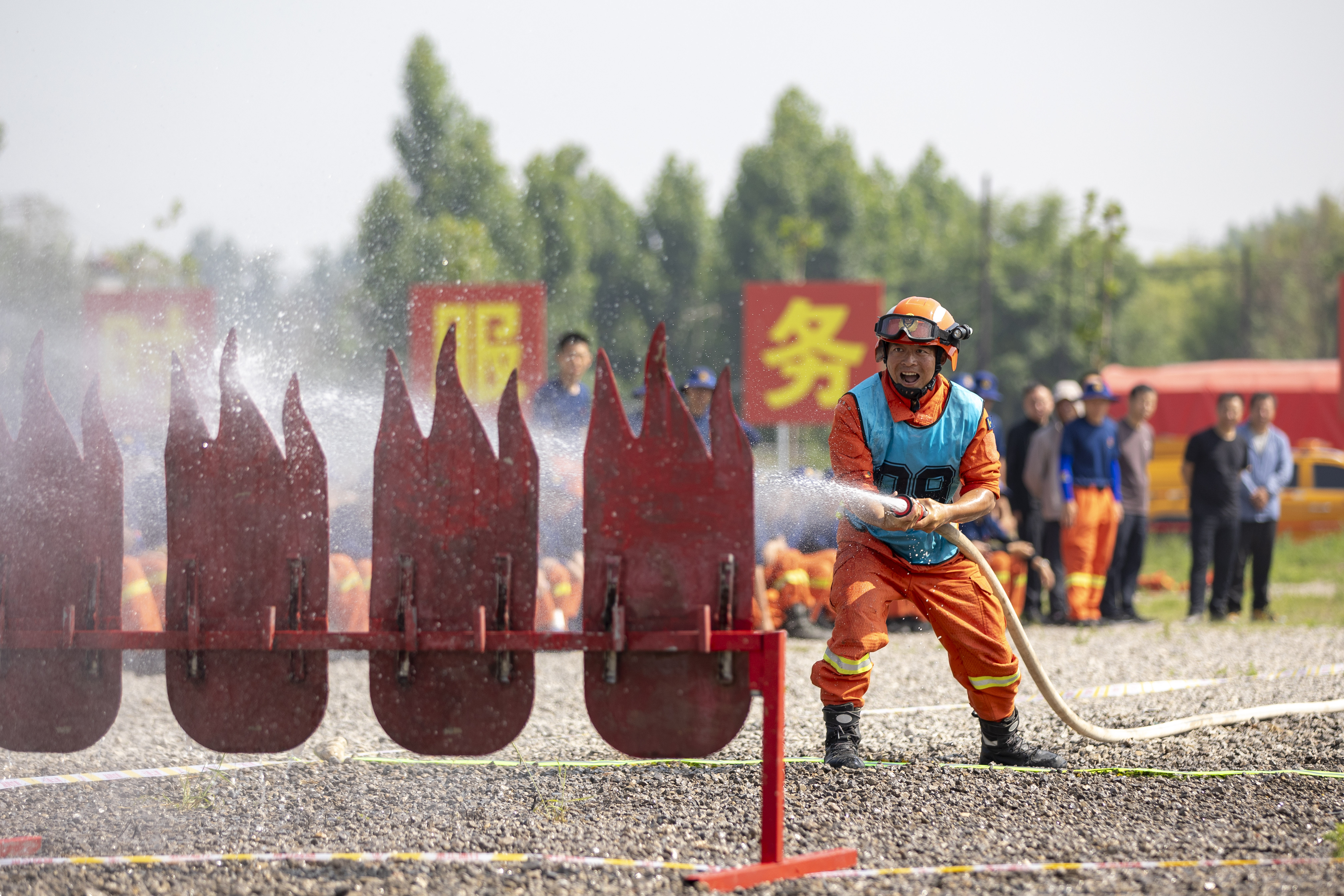 图五:6月8日,太原消防救援机动支队比武队员正在进行单人水泵架设与撤收科目比武。(景旭鹏摄).jpg 图五:6月8日,太原消防救援机动支队比武队员正在进行单人水泵架设与撤收科目比武。(景旭鹏摄).jpg