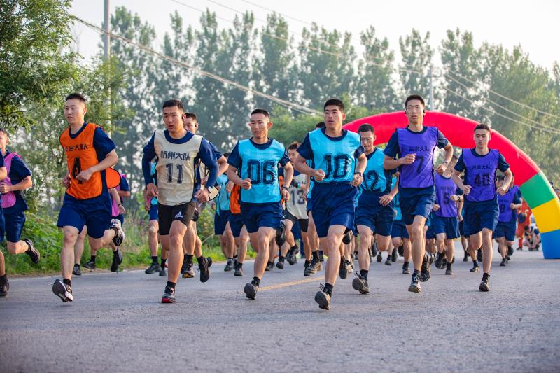 图十:6月7日,太原消防救援机动支队比武队员正在进行5000米跑科目比武。(景旭鹏摄).jpg 图十:6月7日,太原消防救援机动支队比武队员正在进行5000米跑科目比武。(景旭鹏摄).jpg