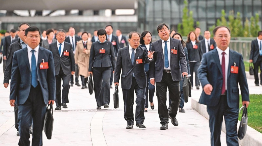 代表们意气风发、步履坚定走向会场