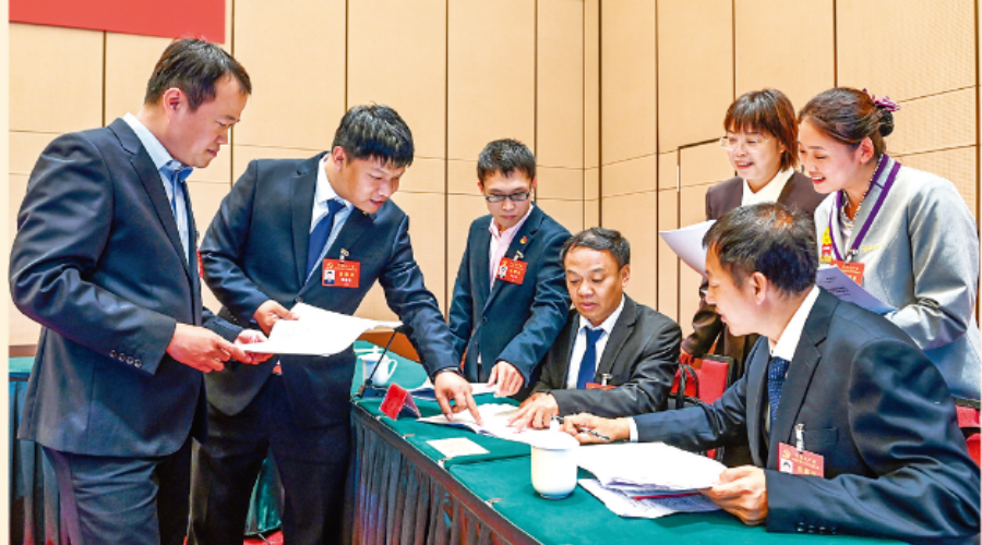 代表们热烈讨论党代会报告