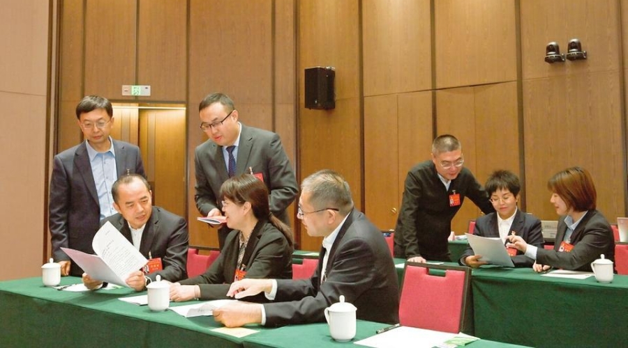 代表们认真讨论省第十三次党代会报告