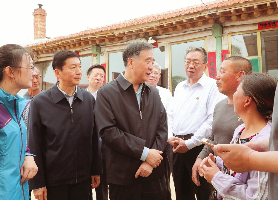 　　近日，中共中央政治局常委、全国政协主席汪洋在山西省右玉县调研脱贫攻坚工作。这是6月5日，汪洋来到白头里乡的农户家，了解巩固脱贫成效情况。 新华社记者刘卫兵摄