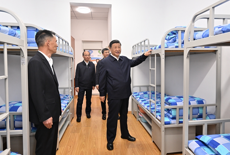 2024年6月18日下午,习近平总书记在青海果洛西宁民族中学宿舍楼察看学生住宿条件。