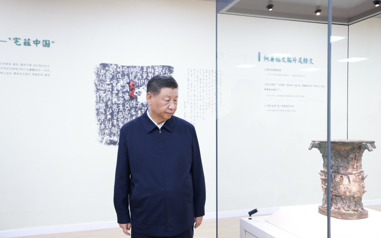 2024年9月10日,习近平总书记在前往甘肃考察途中,来到陕西宝鸡参观宝鸡青铜器博物院。