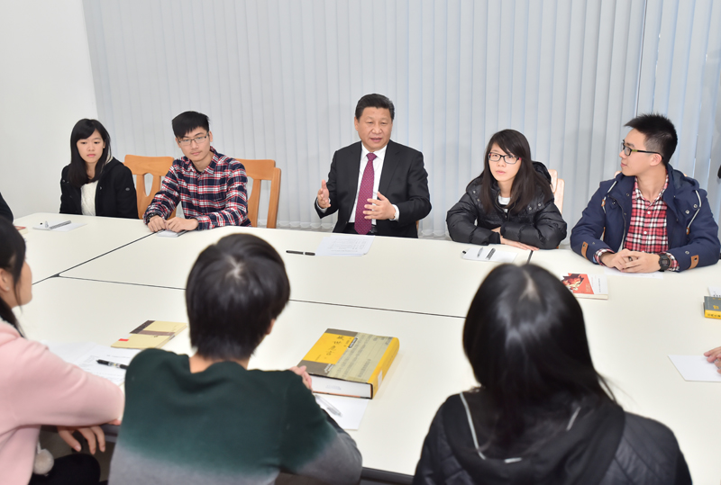 2014年12月20日,习近平主席来到澳门大学横琴新校区考察。这是习主席在郑裕彤住宿式书院参与学生举办的“中华传统文化与当代青年”主题沙龙。