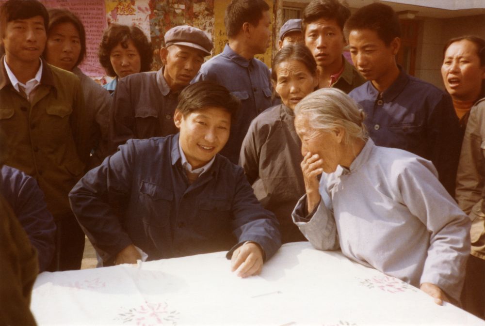 1983年，时任河北正定县委书记的<span class="sensitiveWord">习近平</span>临时在大街上摆桌子听取老百姓意见。　